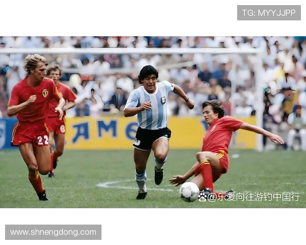 小孩足球明星展现舞蹈才华的视频让人惊叹不已，尽显运动与艺术的完美结合